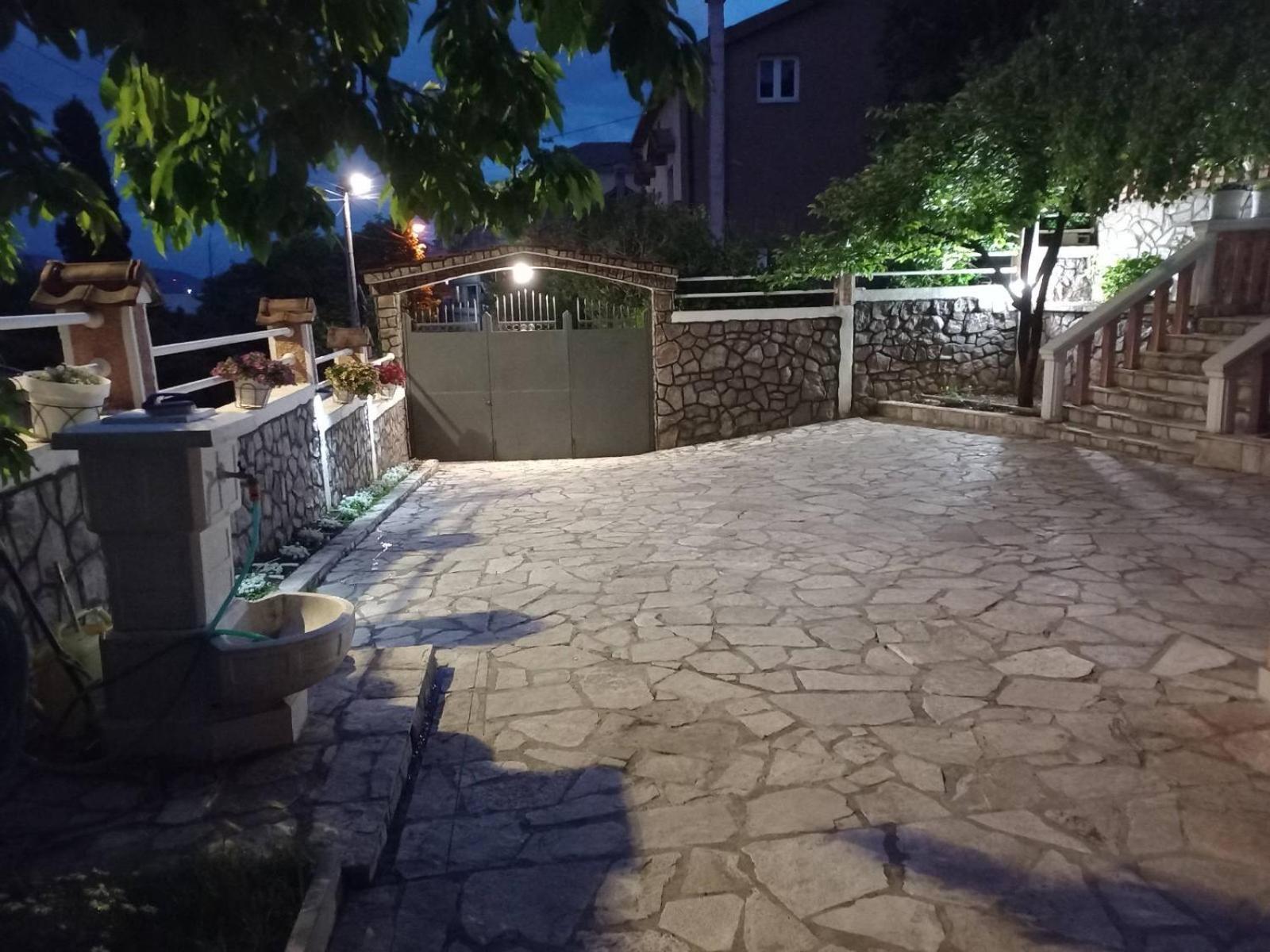 Apartmani Breze 포드고리차 외부 사진